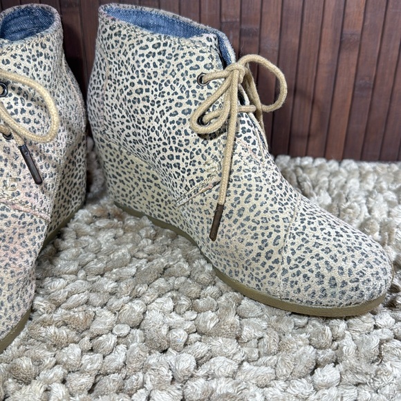 TOMS SHOES LEOPARD PRINT SZ 7 wedges - Picture 6 of 7